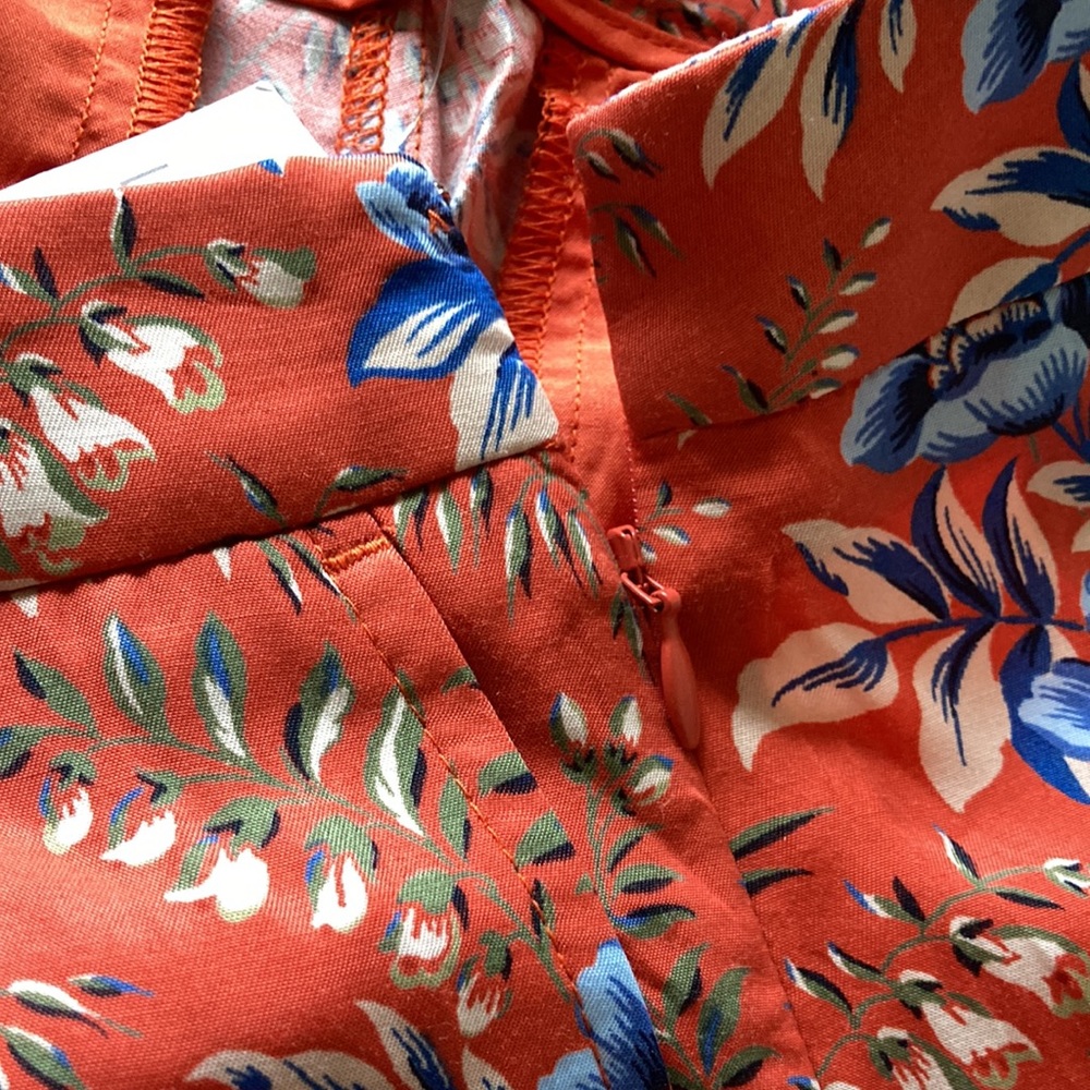 NWT LOFT Pleated Front Floral Print Shorts Size 10 - Picture 6 of 10
